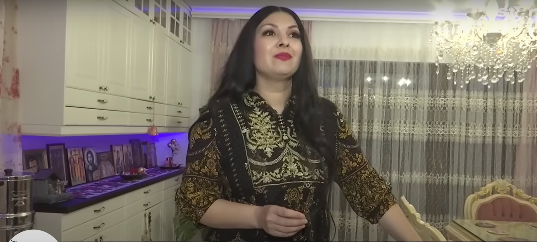 Imagini din casa Medanei și a lui Alin Oprea, decorată de Crăciun. Au împodobit mai mulți brazi, unul chiar și în bucătărie