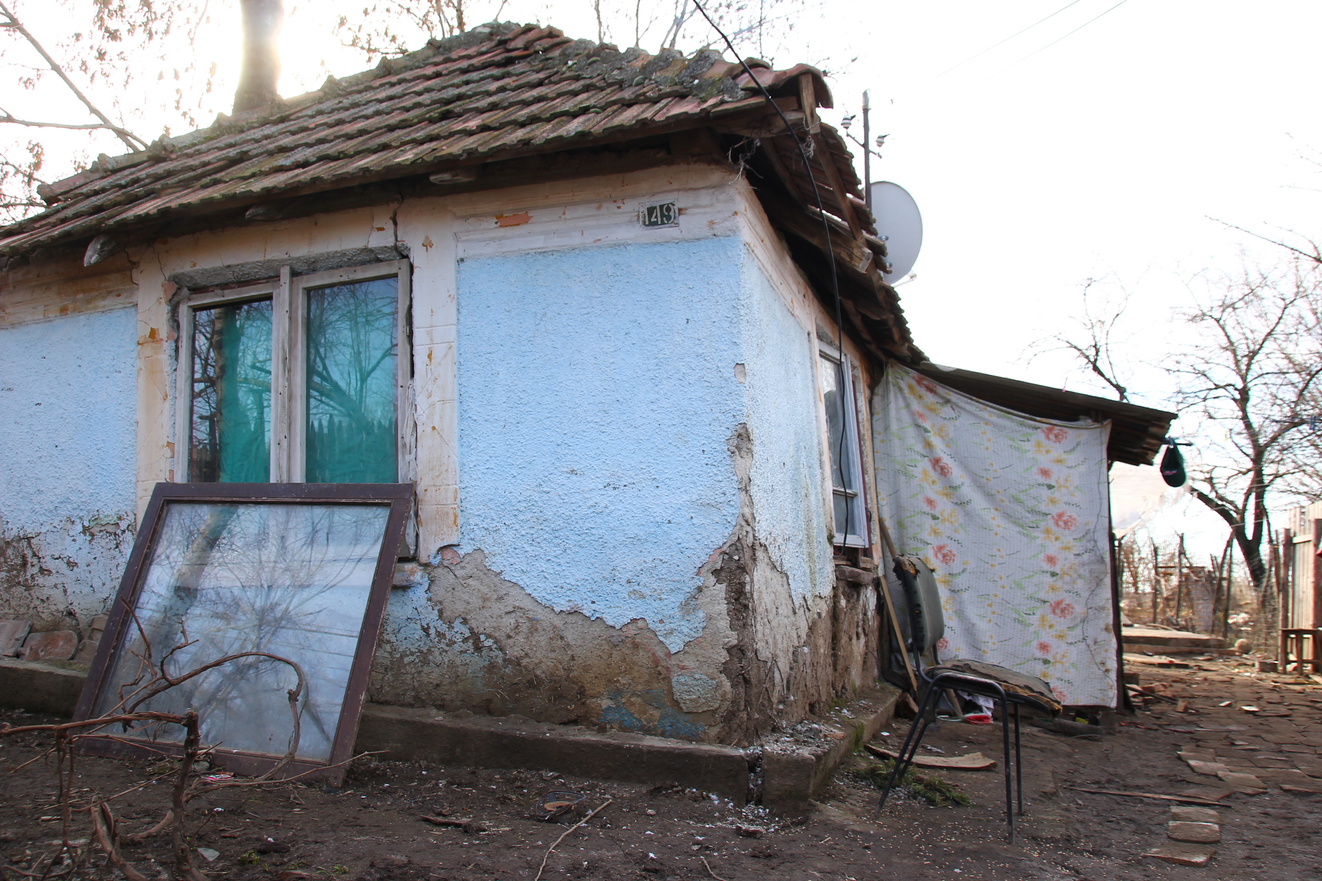 REPORTAJ/La un pas de civilizație, patru suflete își duc traiul într-o cocioabă dărăpănată și supraviețuiesc cum pot