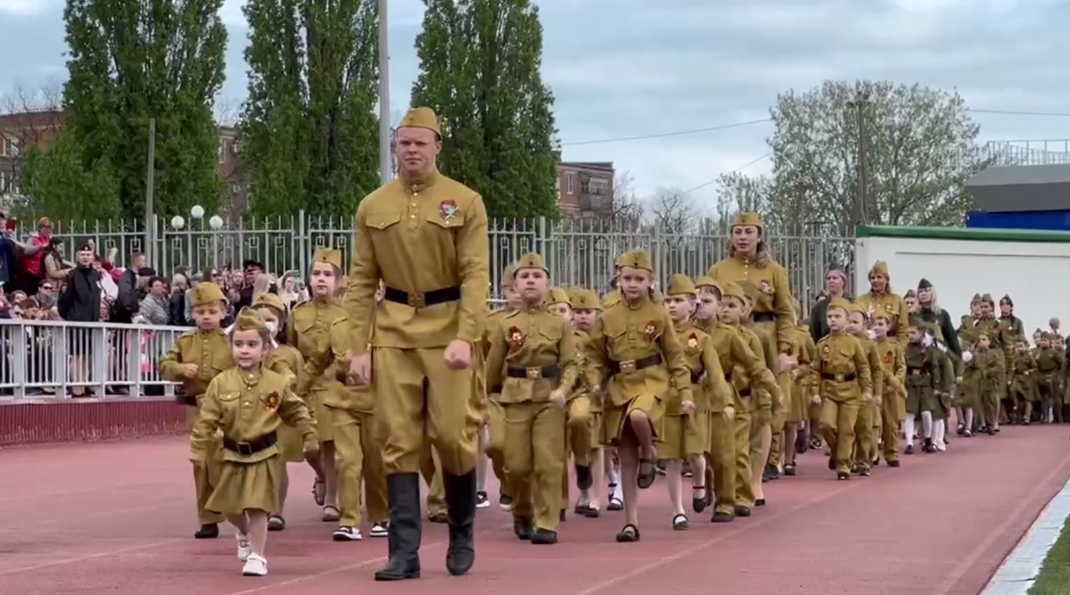Paradă militară a grădinițelor, pe un stadion dintr-un oraș rusesc din apropierea Ucrainei, pe coasta Mării Azov
