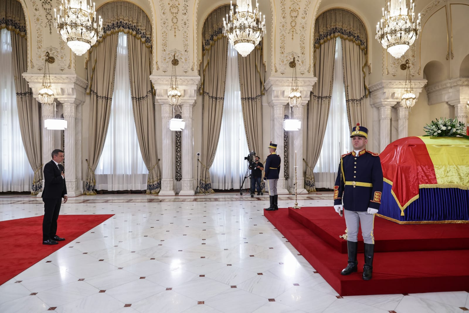 Funeralii de stat pentru Ion Iliescu. Ultimele omagii aduse în fața sicriului fostului președinte, în Sala Unirii, la Palatul Cotroceni