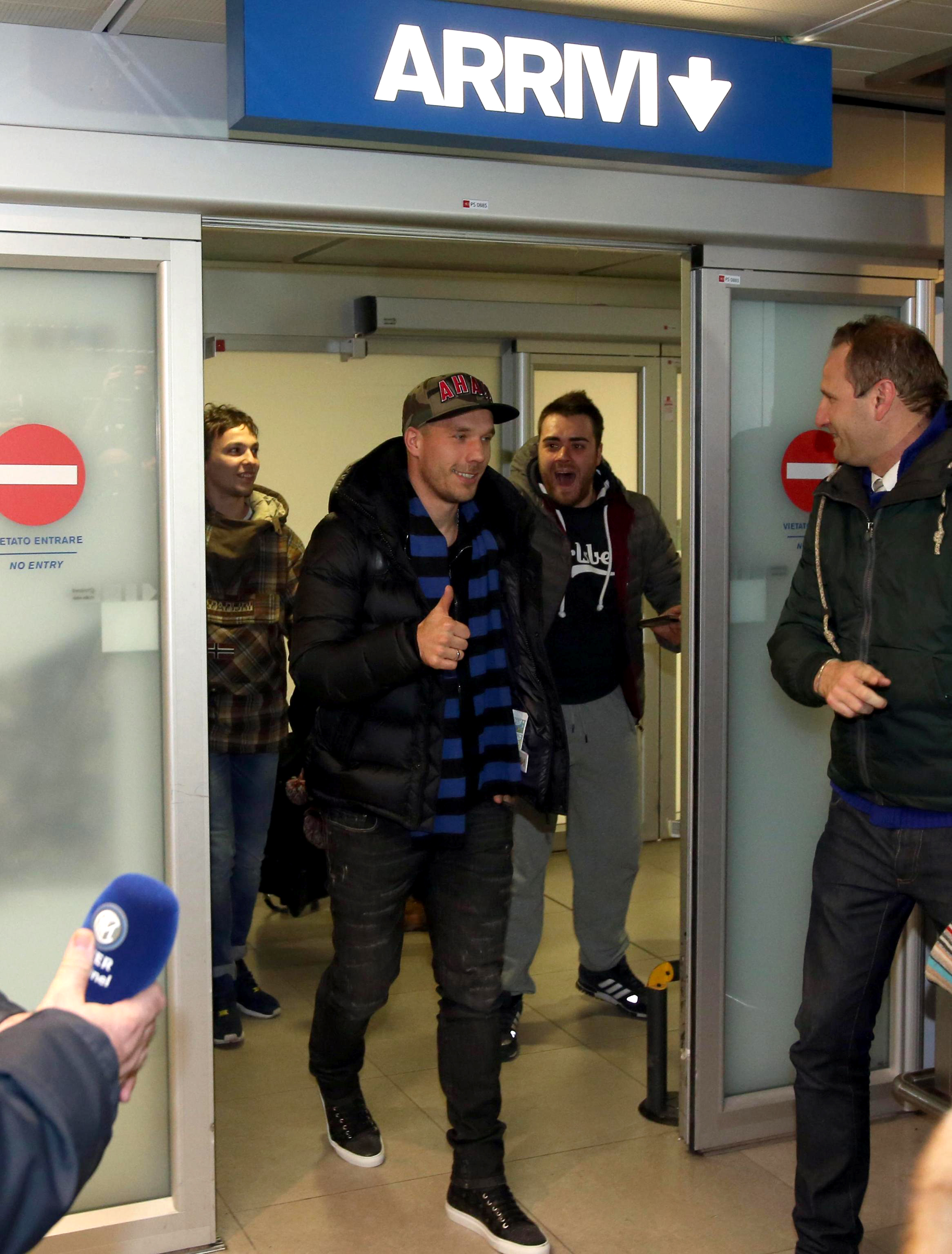 Lukas Podolski primit ca un REGE la Milano / GALERIE FOTO