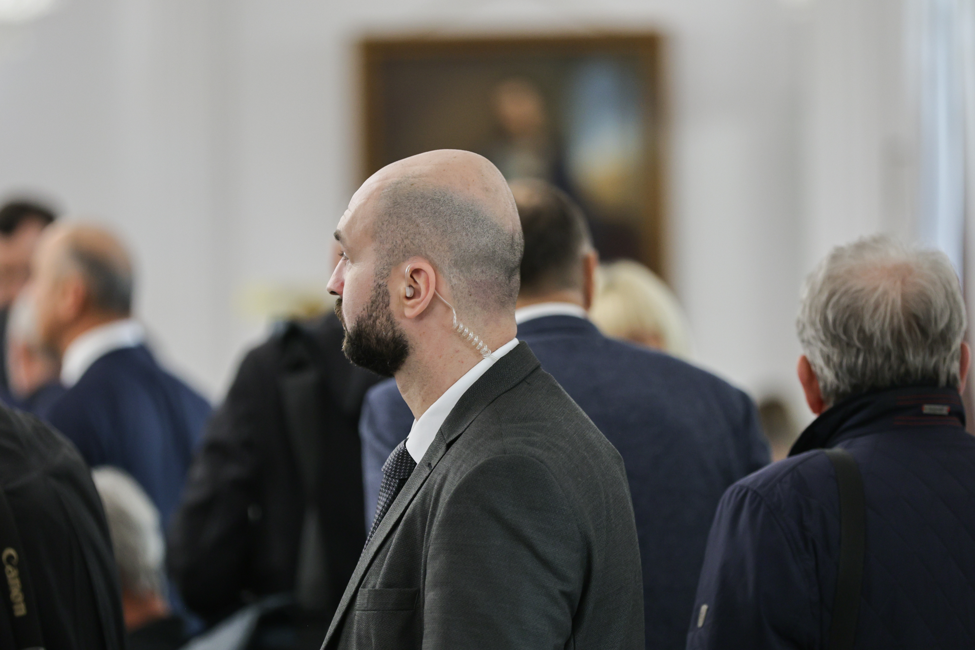 Cultul personalității la George Simion: de la „armata” care-l păzește de jurnaliști la autopromovarea insistentă a întâlnirilor cu lideri europeni REPORTAJ