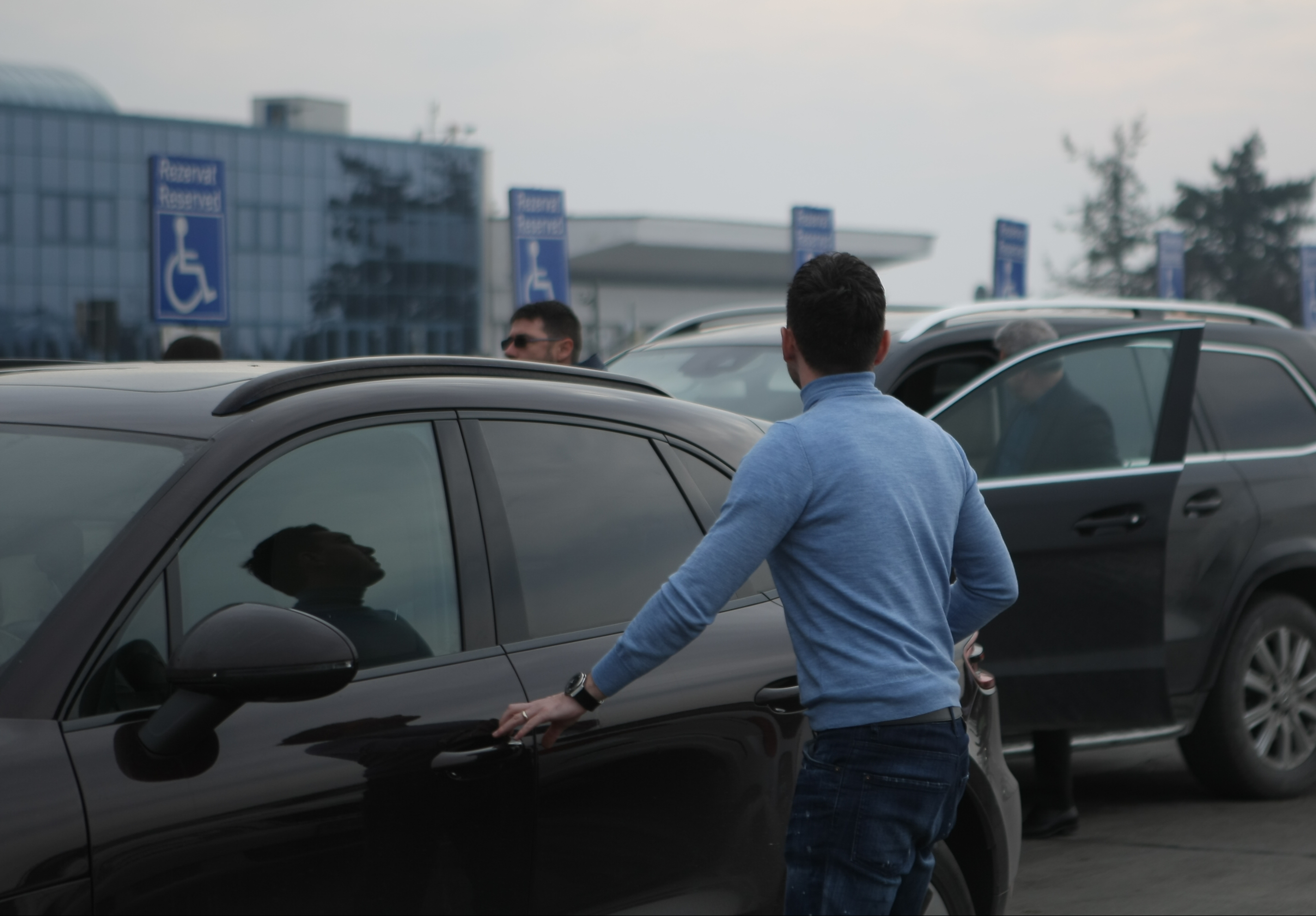 Simona Halep s-a întors acasă supărată și accidentată. A refuzat primirea la Salonul Oficial. Îmbulzeală la aeroport / GALERIE FOTO
