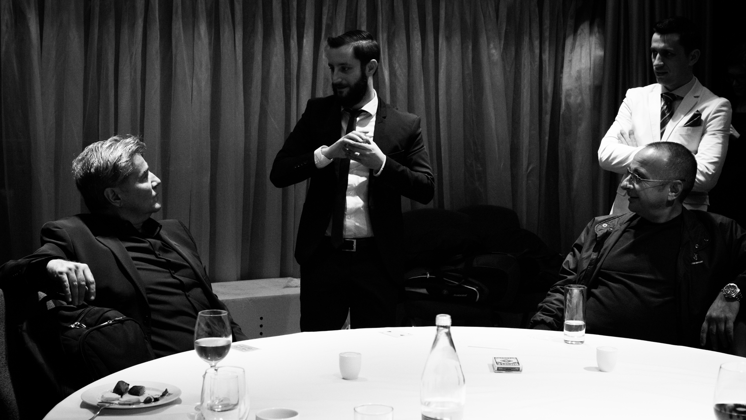 Andrei Gîrjob, tânărul care trăiește din magie și face un spectacol unic în România: „Se încheie cu tentativa de a depăși unul dintre recordurile lui David Copperfield”