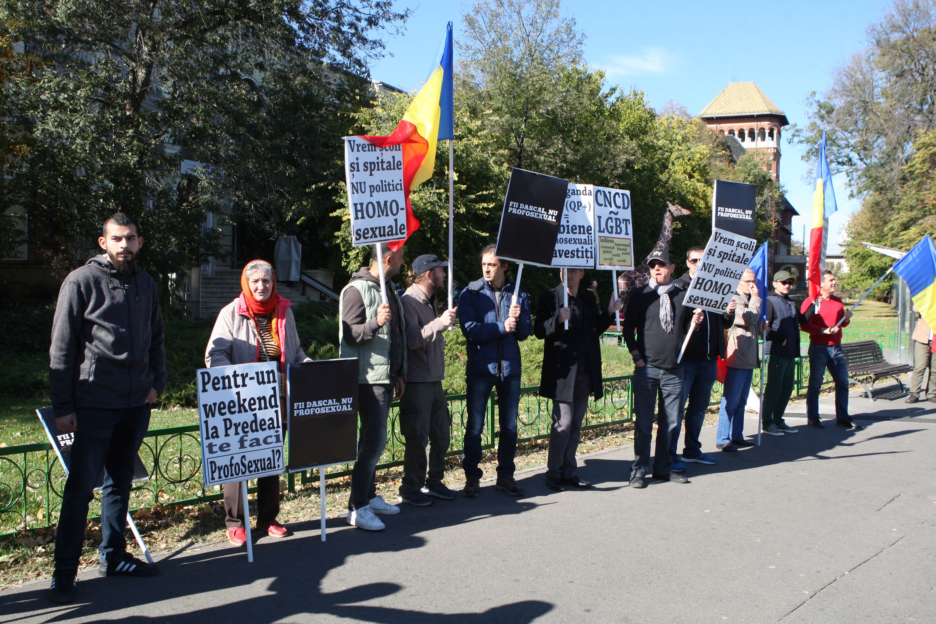 GALERIE FOTO / Protest al părinților în Piața Victoriei, joi, împotriva propagandei homosexuale în școli