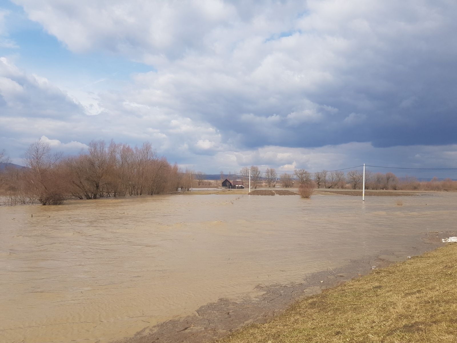 UPDATE: Două persoane sunt izolate pe o insuliță formată în urma revărsării apelor, în Brașov. Pompierii intervin să le salveze/ FOTO&VIDEO