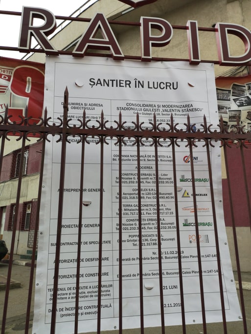 FOTO | Se dărâmă stadionul Giulești. A picat peluza dinspre Teatru!