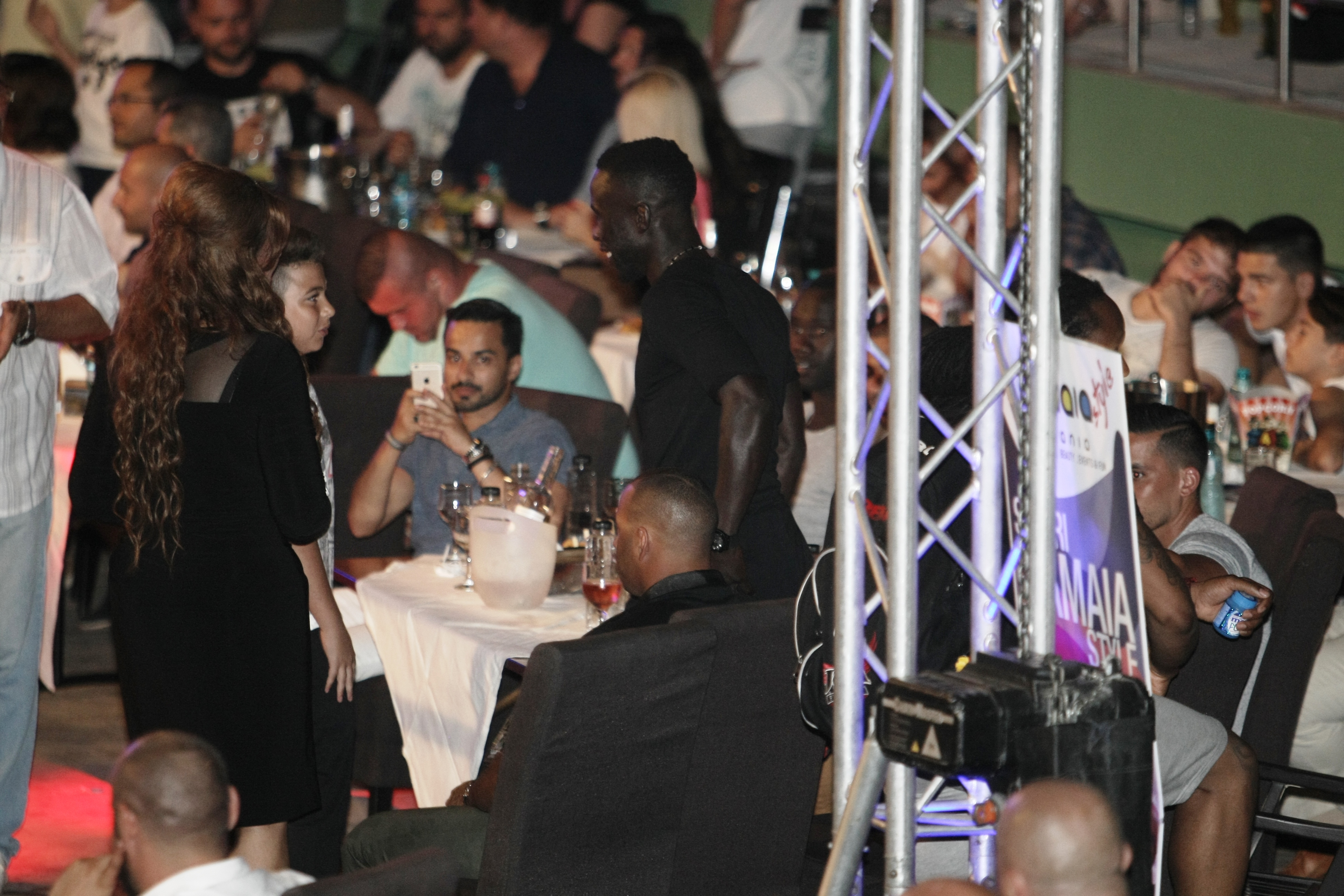 Superkombat. Ne-a bătut, dar ne iubește nebunește! Francezul Sagna, star la Man. City, nu se mai satură de litoralul nostru / GALERIE FOTO