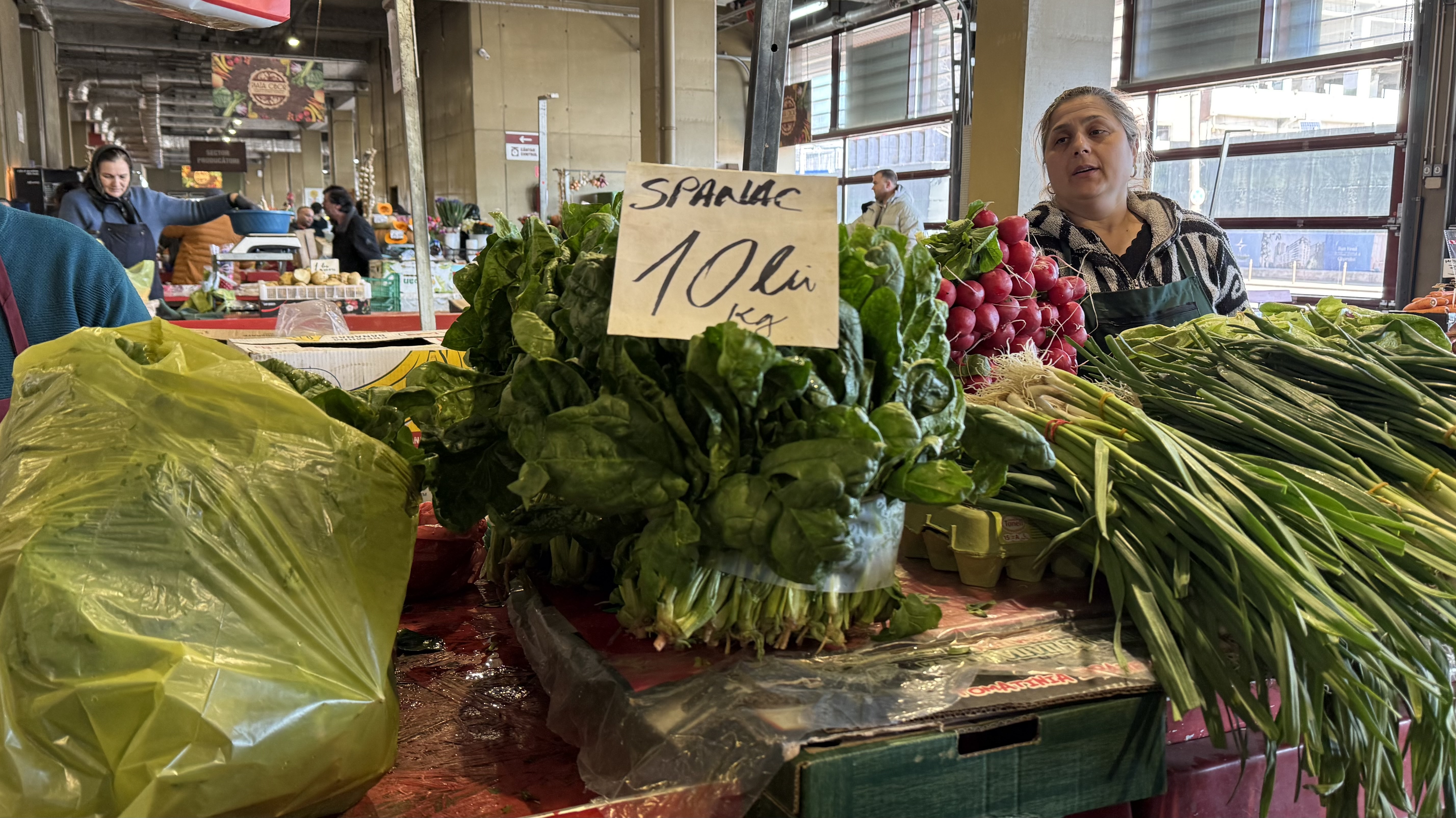 Urzicile au ajuns să bată carnea de vită: prețuri de lux în piețele din București pentru legumele de primăvară
