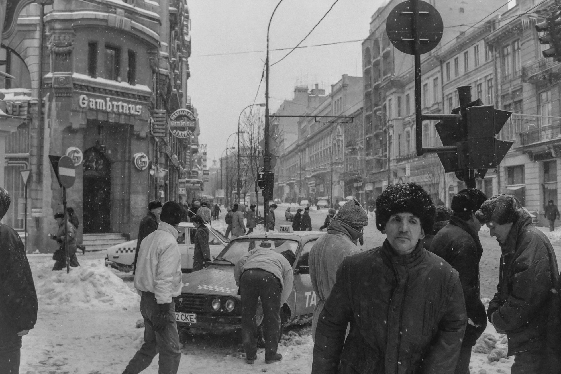 Bucureștiul liber de acum 30 de ani, fotografiat de un japonez aventurier: “Am văzut mulți oameni frumoși și liberi în acele zile”