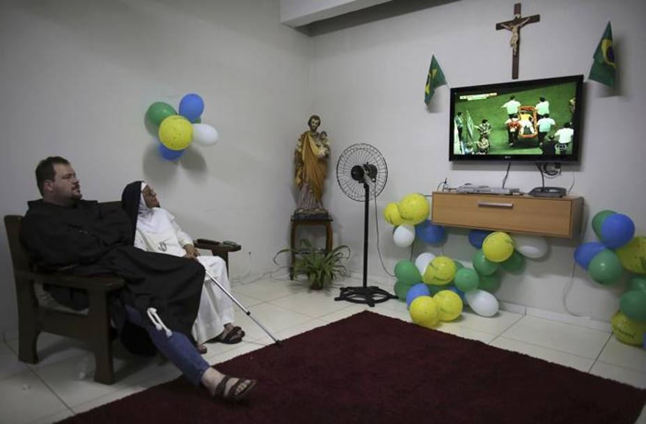 GALERIE FOTO / Călugărițele care urlă precum ultrașii pentru Brazilia!