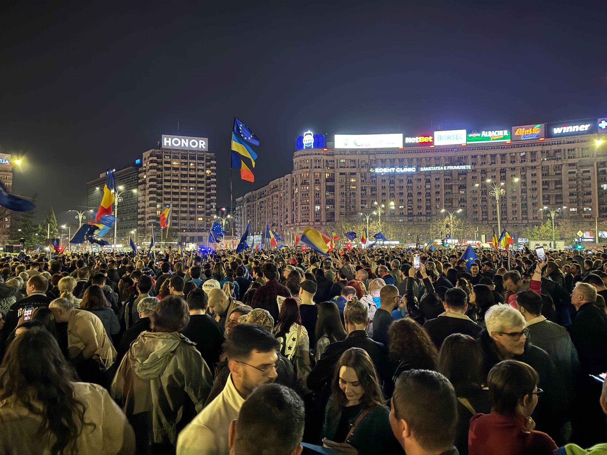 Miting EuRo Manifest în Piaţa Victoriei pentru susținerea apartenenţei la UE. Fanii lui Călin Georgescu, identificați de jandarmi