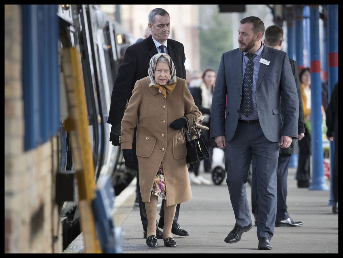 FOTO| Surpriză pentru călătorii unui tren din Marea Britanie. Au călătorit cu Regina care mergea la reședința unde va petrece Crăciunul