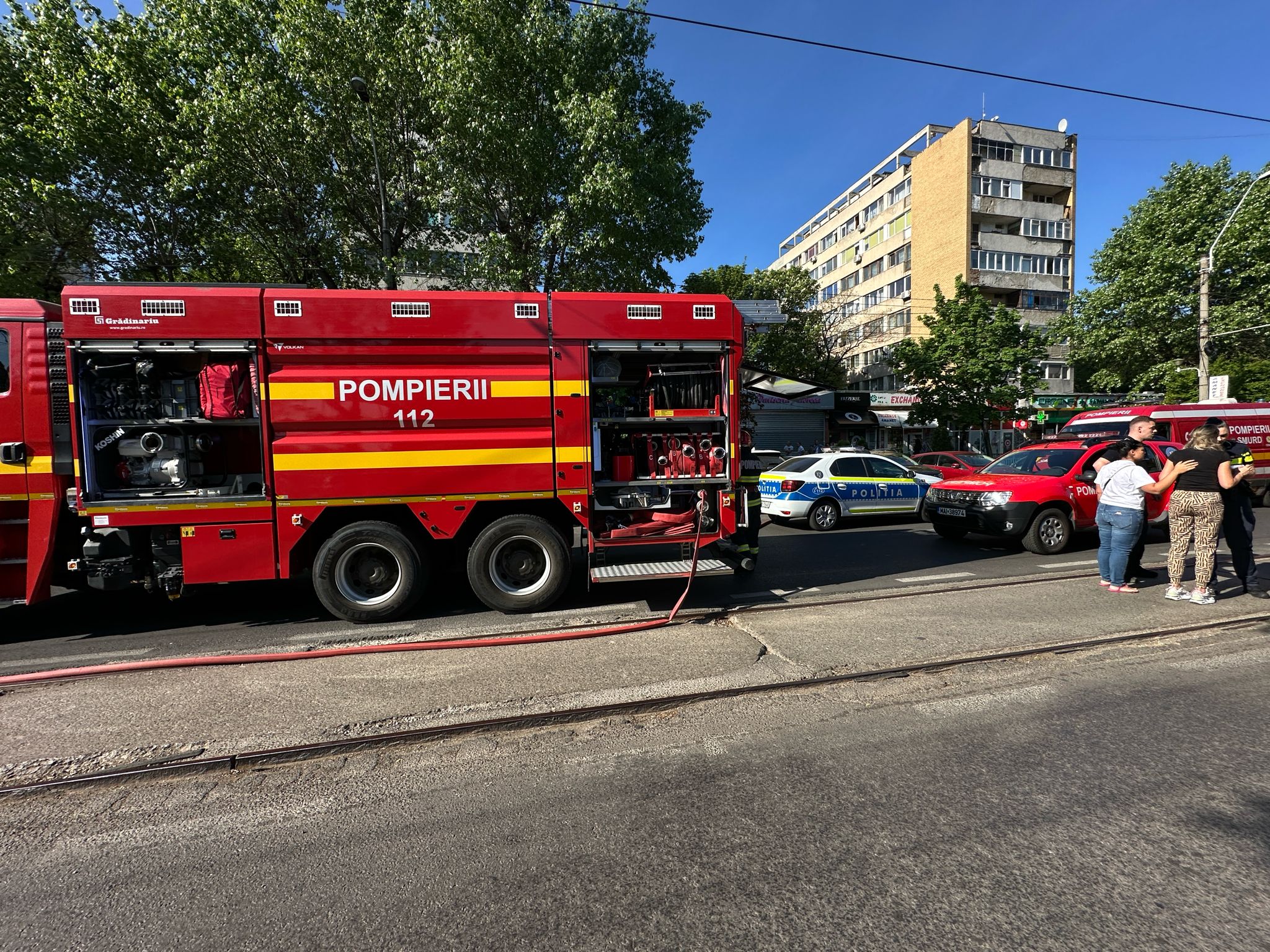 Incendiu într-un bloc din București. Oamenii au fost evacuaţi cu autoscara. 4 persoane au ajuns la spital