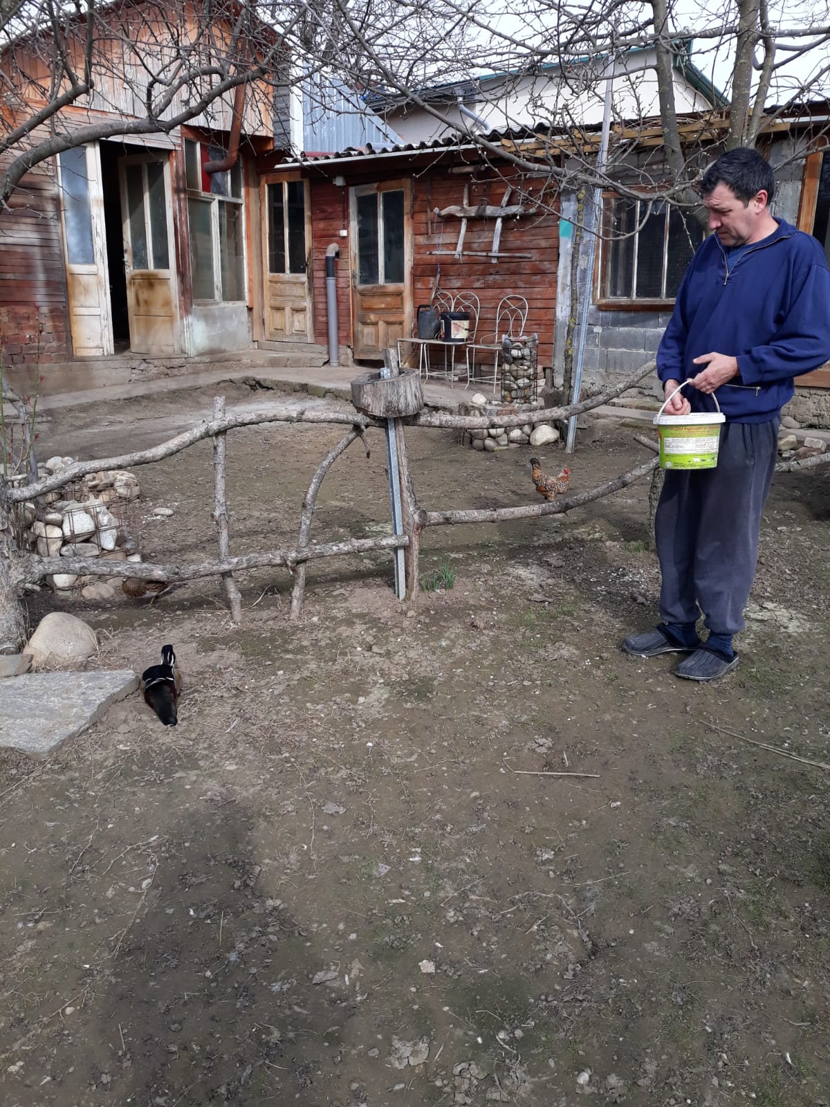 Trei frați pompieri și grădina lor zoologică! Au transformat curtea casei părintești într-un adăpost pentru animale