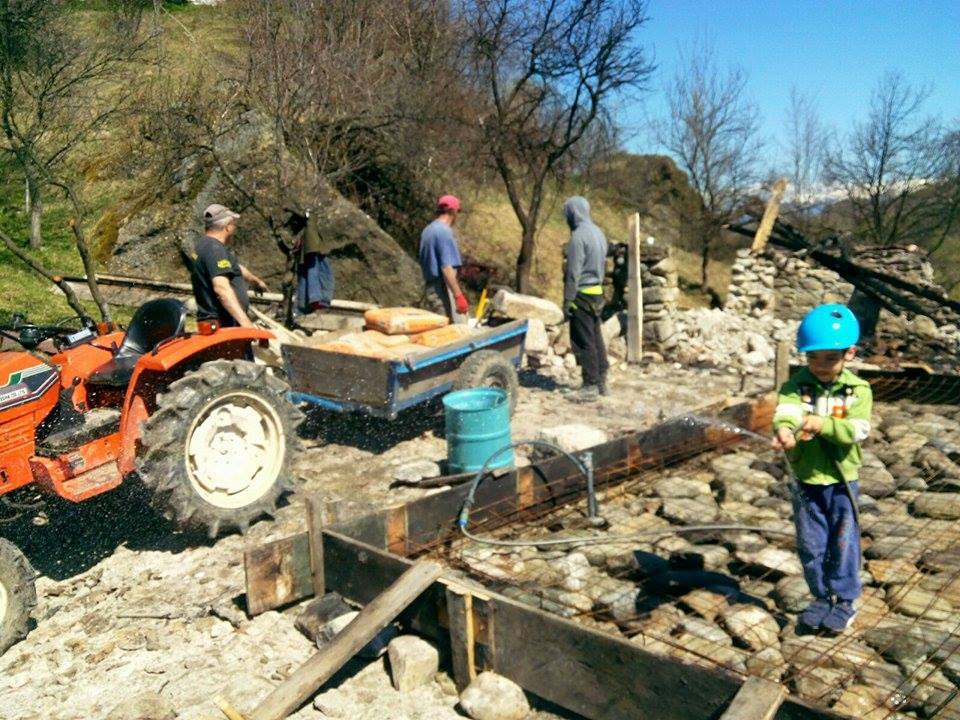 Un pompier din Hunedoara ridică o casă pentru un bătrân rămas pe drumuri. Gestul militarului, făcut în Săptămâna Mare