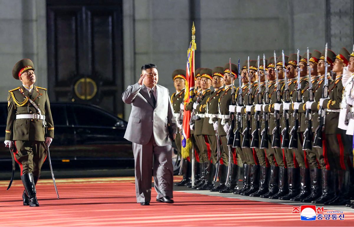Paradă militară cu surprize în Coreea de Nord. Kim Jong-un a prezentat o rachetă balistică uriașă