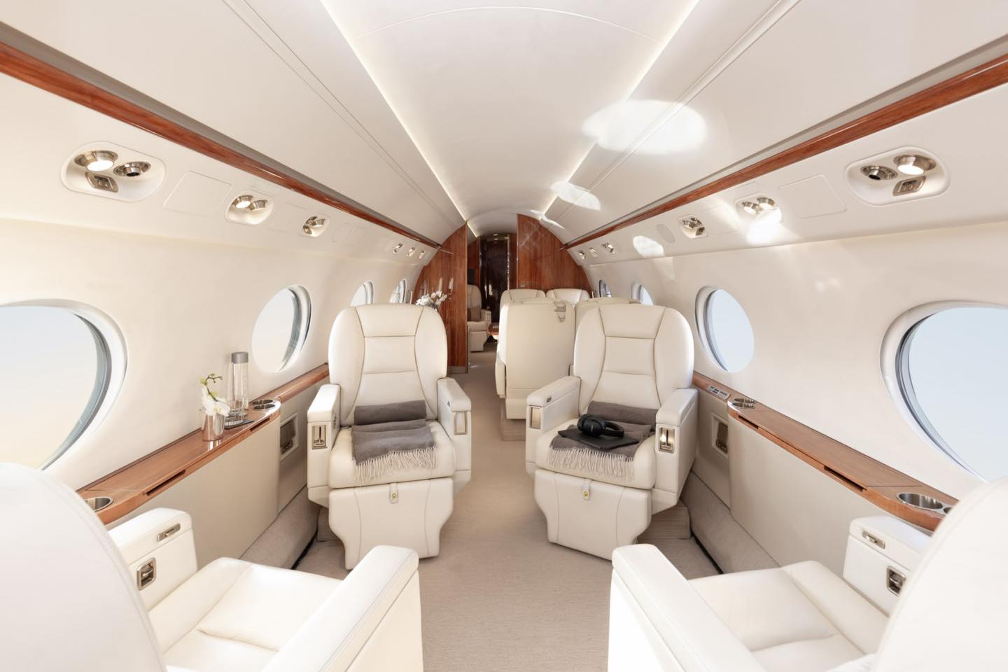 Iohannis a decolat din Sibiu către Coreea de Sud cu un avion de lux. Miniștrii din delegație au călătorit separat