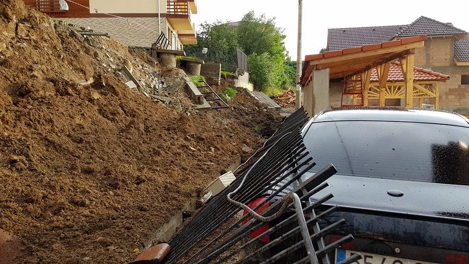 Alunecare de teren în Sibiu. Locatarii unui bloc au fost mutați, după ce pământul a luat-o la vale