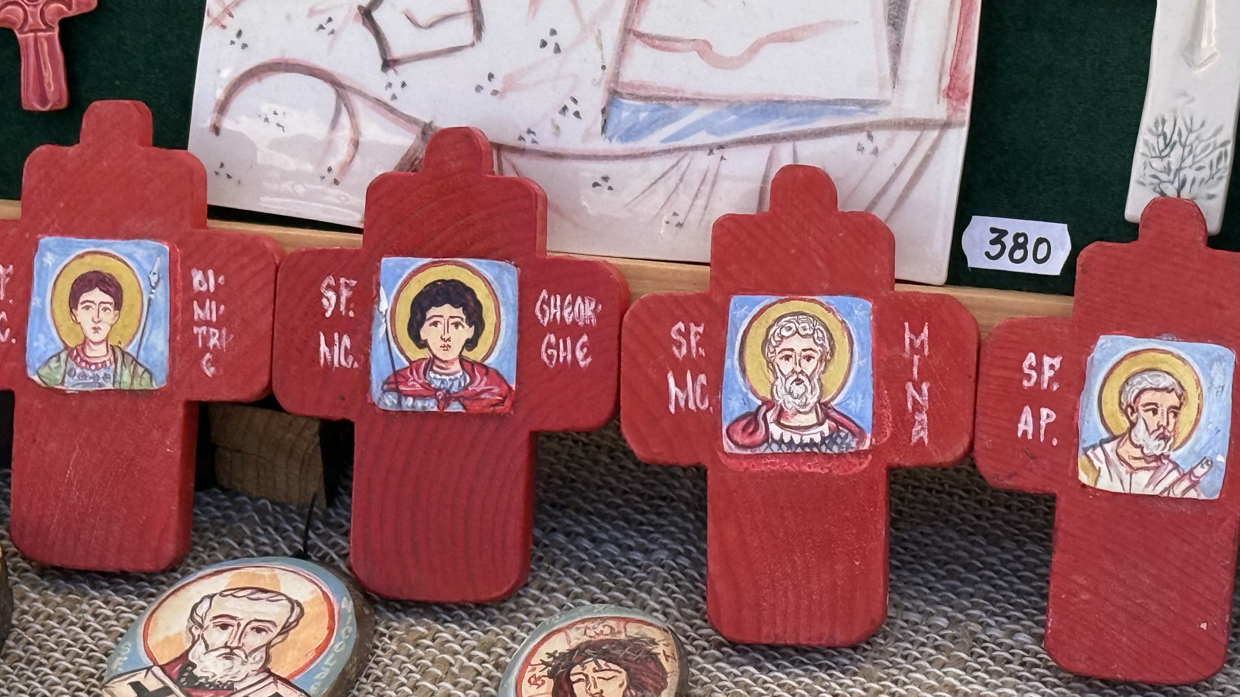 Teodore-Adrian Negoiță, artistul care transformă icoanele și lingurile de lemn în povești vii ale satului românesc: „Am pictat pe pietre, pe coajă de ou sau pe scoarță de copac”