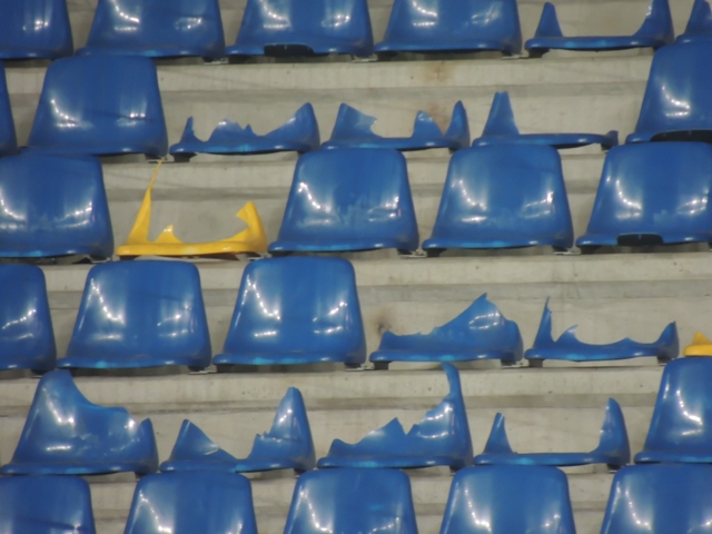 Petrolul-Steaua s-a lăsat cu urmări şi pe stadion. Fanii campioanei au distrus 281 de scaune 