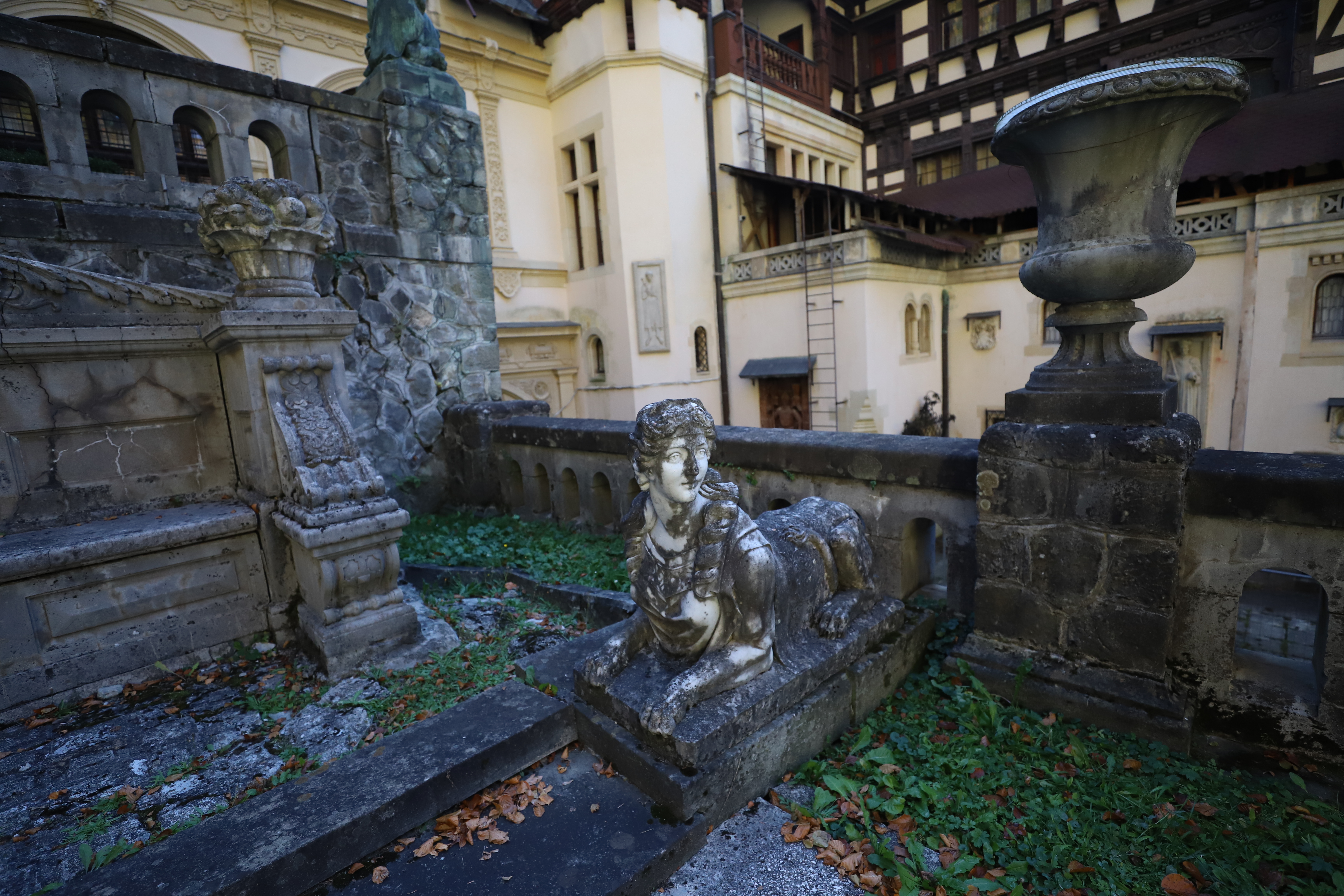 Castelul Peleș a ajuns o ruină în proptele. Casa Regală și Ministerul Culturii negociază molcom cine să rezolve problema care accelerează degradarea