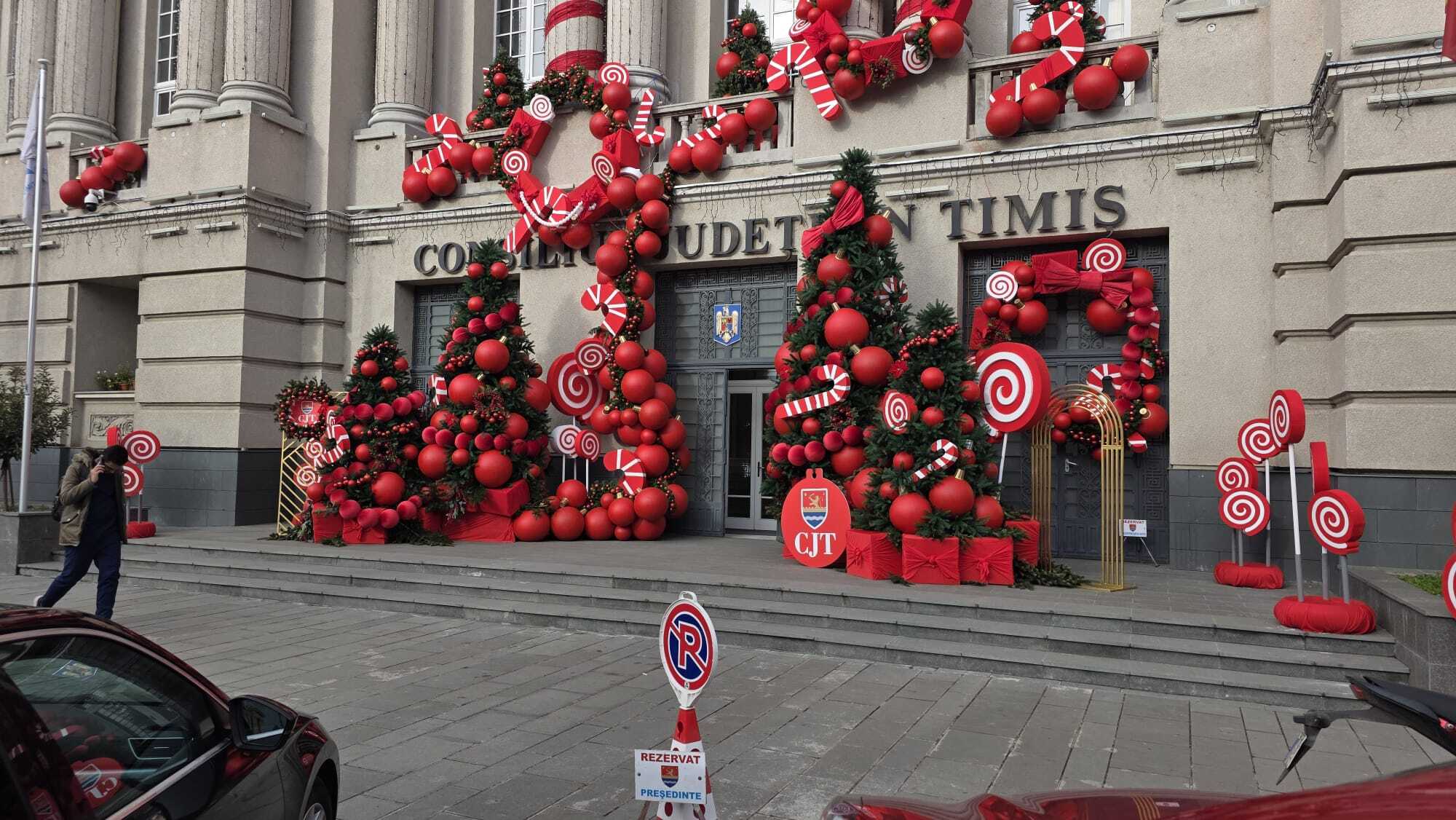 Cât a costat împodobirea festivă a „celui mai instagramabil loc din Timișoara” și a Consiliului Județean Timiș. Motivul pentru care achizițiile nu apar pe SEAP