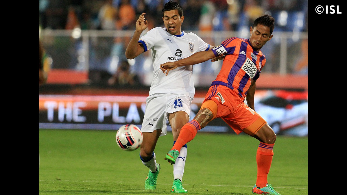 Mutu și-a început cu o pasă de gol aventura în India! Vrea să redevină titular la națională, dar a început ca rezervă partida Pune - Mumbay 3-1. ^Piteșteanul a intrat pe teren în minutul 61. Tricolorul a fluturat în tribune / FOTO