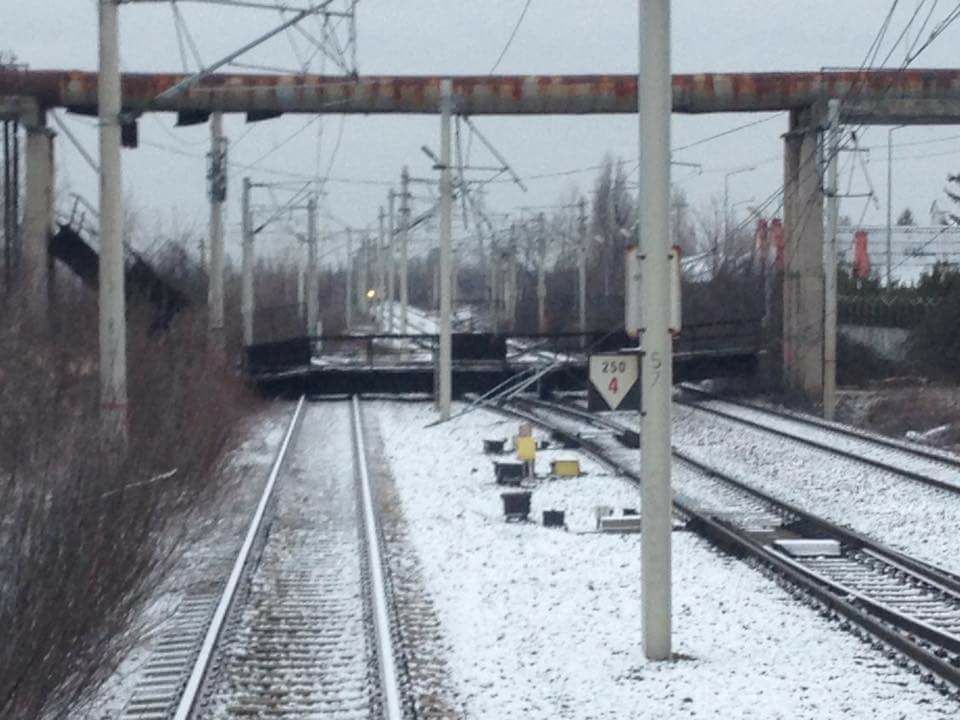 UPDATE/Traficul feroviar a fost reluat complet pe ruta București-Brașov. O pasarelă s-a prăbușit peste calea ferată, la Ploiești / FOTO&VIDEO