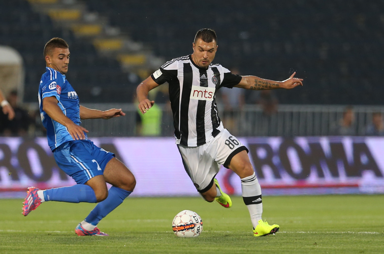Atacantul bulgar Bojinov, de la Partizan Belgrad, e optimist: ”Steaua e slabă, putem să trece de români. Aici, toți turbează când aud de Steaua, de Steaua Roșie și de alte stele! E mobilizare maximă”. Tânărul ”briliant” Zivkovici: ”Nu jucăm la 0-0!”