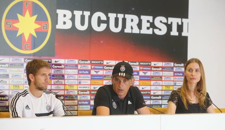 Sârbii de la Partizan s-au delectat înaintea meciului cu Steaua răsfoind reviste cu femei sexy. Ce frumuseți au în delegație! / VIDEO