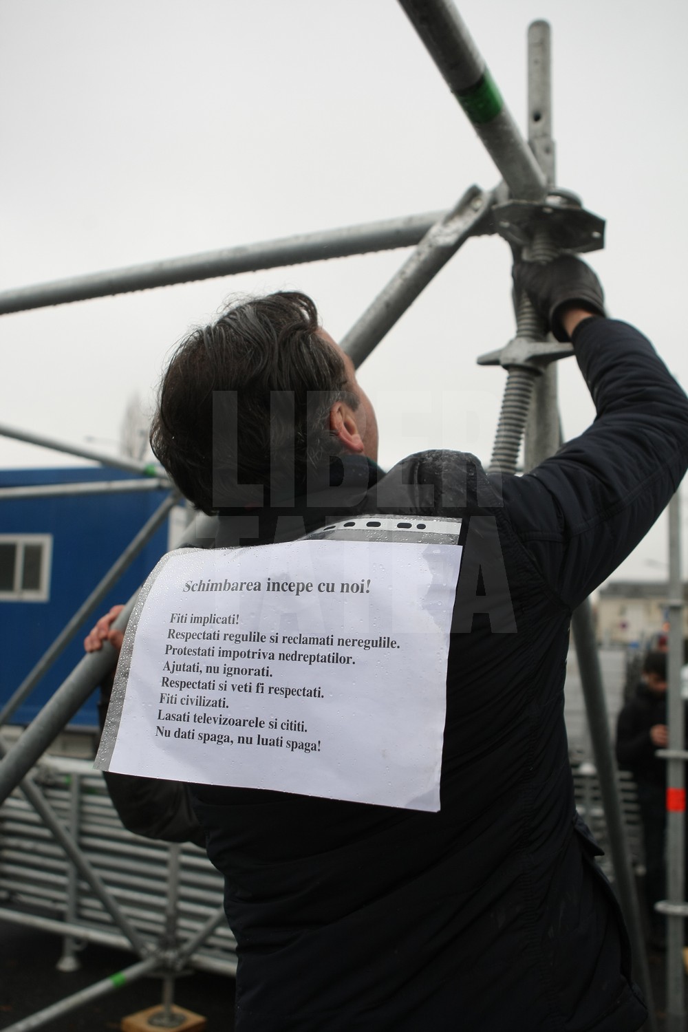UPDATE. Protest și incidente în Piața Victoriei. Anchetă MAI după împiedicarea organizării târgului de Crăciun/ FOTO