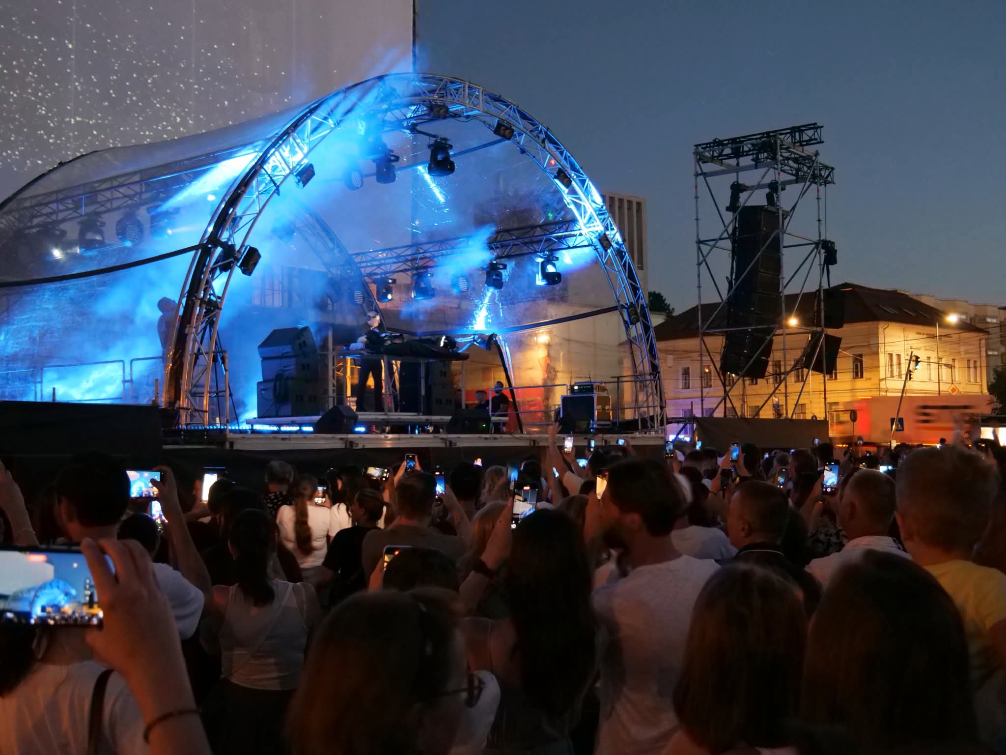Un preot DJ a făcut show pe o scenă, la Cluj: „Mixez această credință”