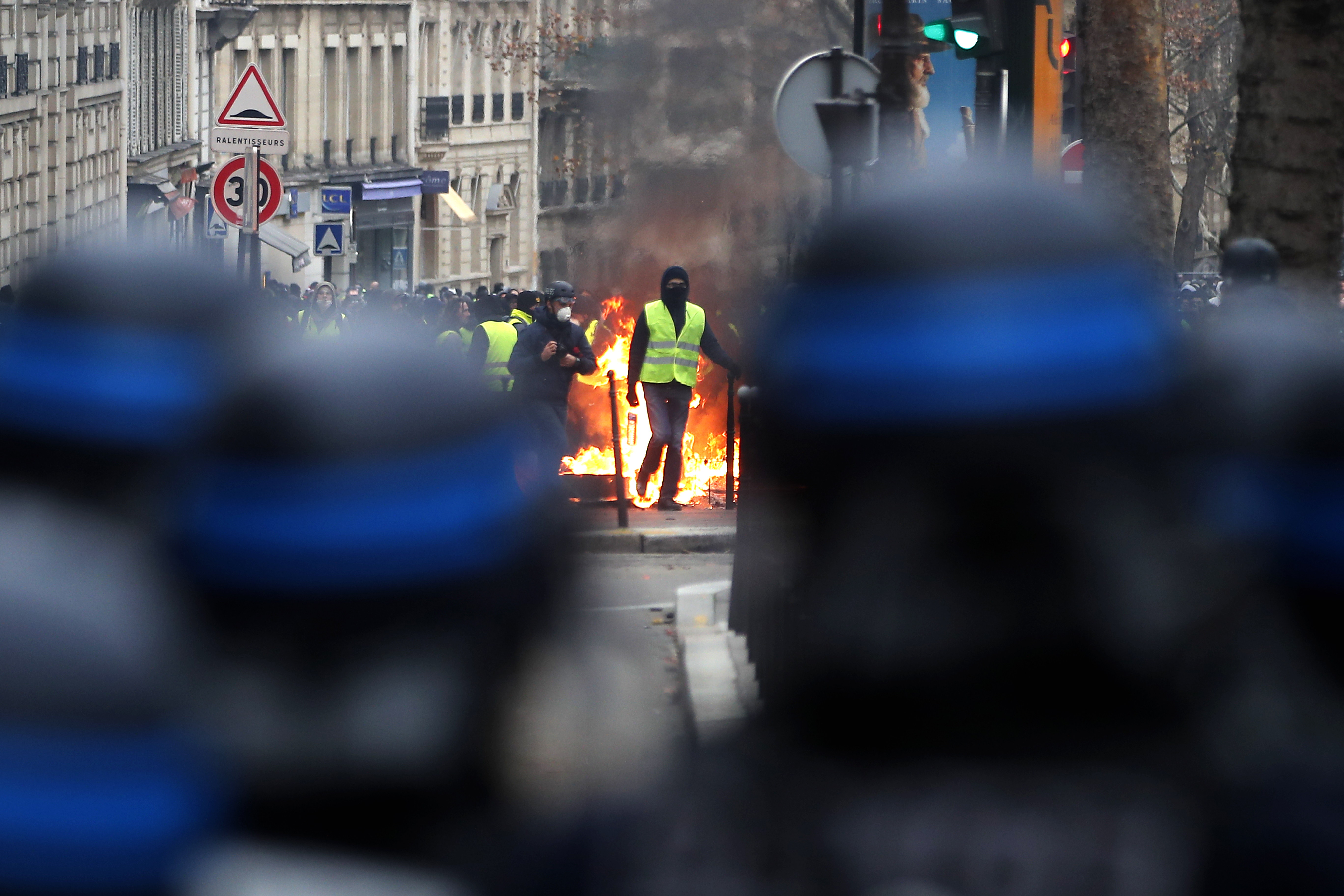 FOTO | Protestul "vestelor galbene" de la Paris în imagini. Cele mai impresionante fotografii surprinse în timpul violențelor din capitala Franței