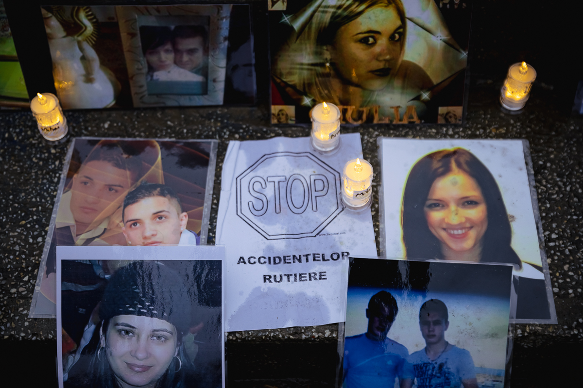 REPORTAJ. Victimele accidentelor auto au fost comemorate, la Bârlad, cu preot şi poliţişti: „Să nu mai avem asfalt însângerat!”