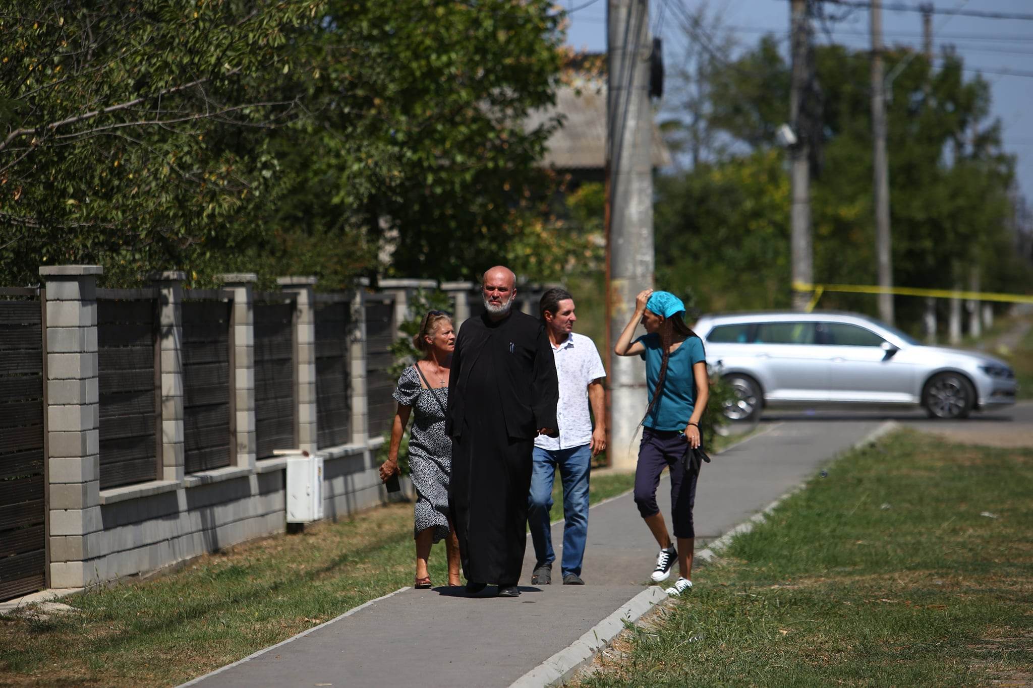 IMAGINILE DIMINEȚII LA CREVEDIA. Oamenii își repară casele, afectate și la 800 de metri de exploziile de la stația GPL. „Ne-au căzut ferestrele, au ieșit din balamale”