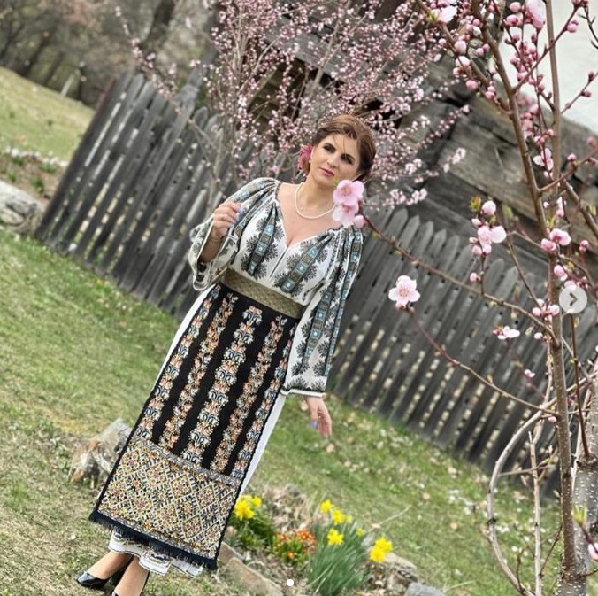 Mariana Ionescu Căpitănescu face yoga de 3 ani. Cum arată la 53 de ani cântăreața, care a pozat în costum de baie: „Duc o viață destul de echilibrată”