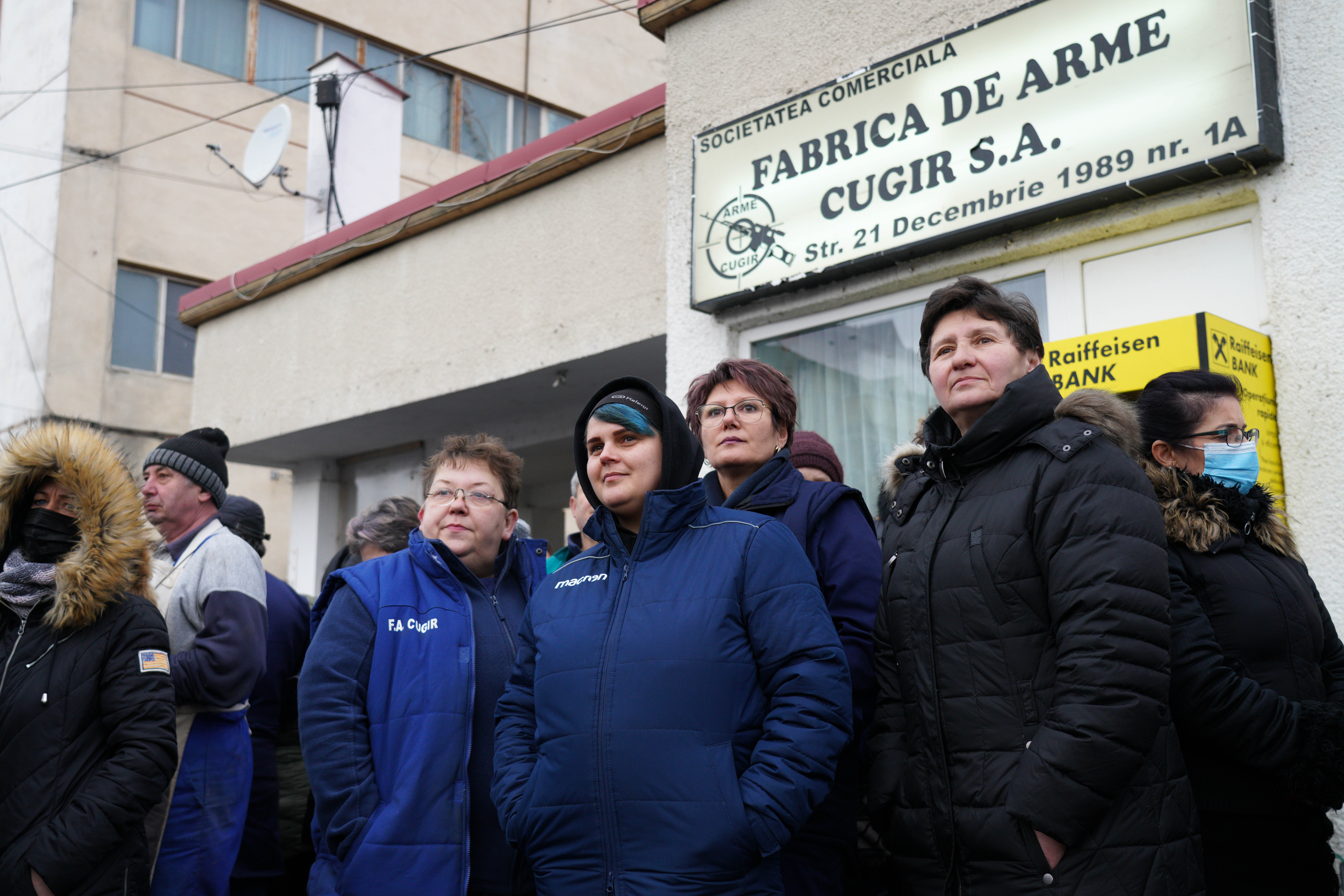 REPORTAJ | Disperarea muncitorilor din Cugir care fac muniție pentru NATO. „După 40 de ani câștig 1.800 de lei. Ce ne mai rămâne după factura la gaz?”