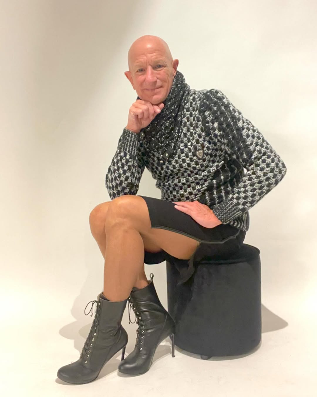 Cine e Mark Bryan, bărbatul în fustă și pe tocuri de la „Chefi la cuțite”. A redefinit moda și toată planeta îl cunoaște