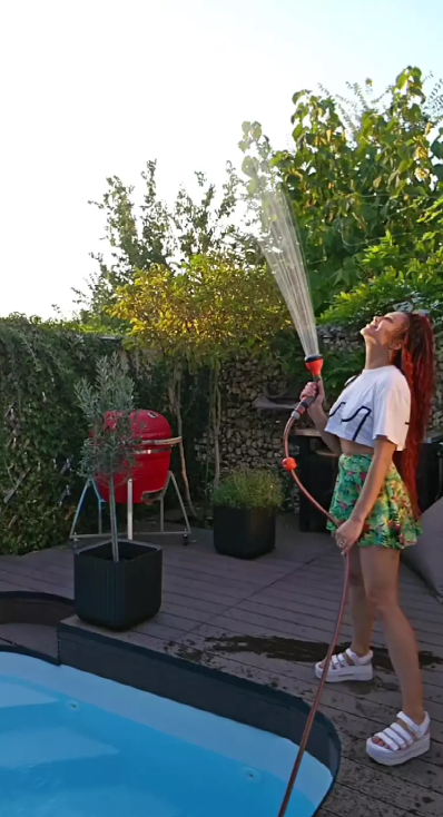 Cum arată curtea cu piscină a Lorei și a lui Ionuț Ghenu. Artista a decorat totul în stil balinez. „Absolut tot ce iese din mâinile lor este artă”