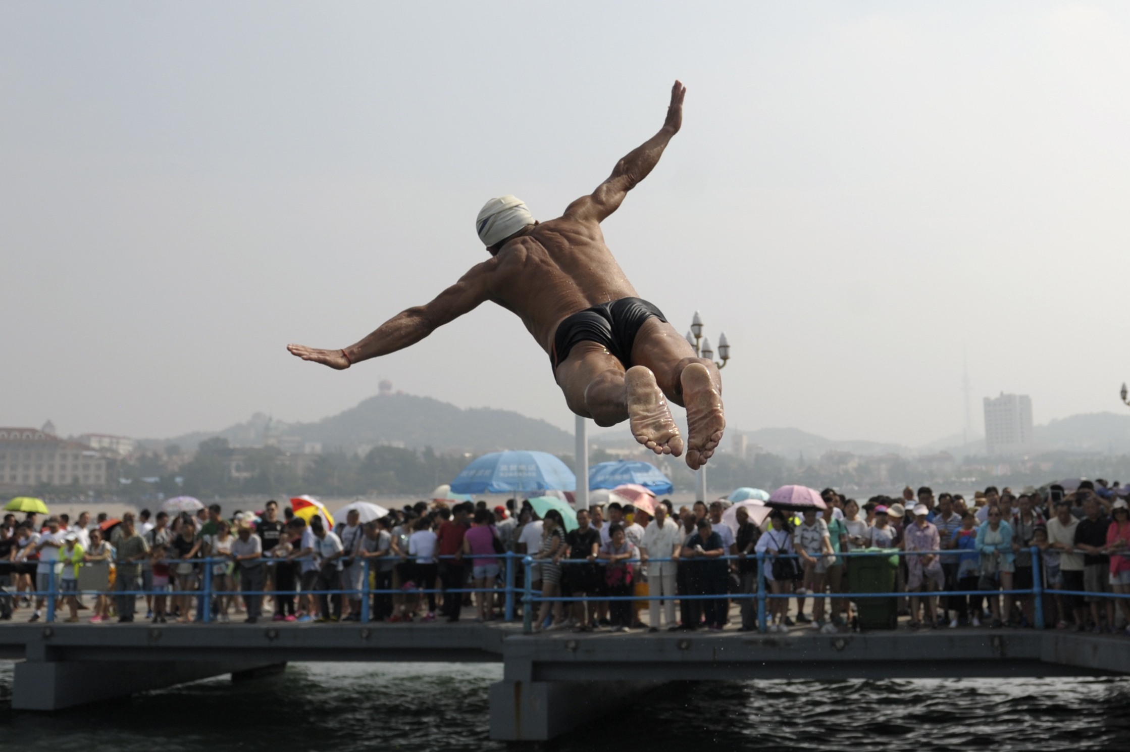 La 73 de ani, chinezul Zhang Quantong zboară zilnic peste orașul Qingdao