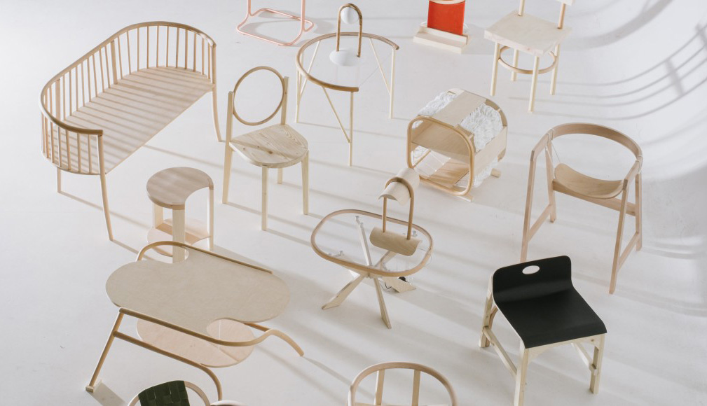 A Moholy-Nagy Művészeti Egyetem formatervező hallgatóinak bútortervezései az Átjárások című kiállításon a Budapest Design Week 2025 programjában – kortárs magyar design, természetes anyagok és innovatív formavilág találkozása a MOME műhelyeiből