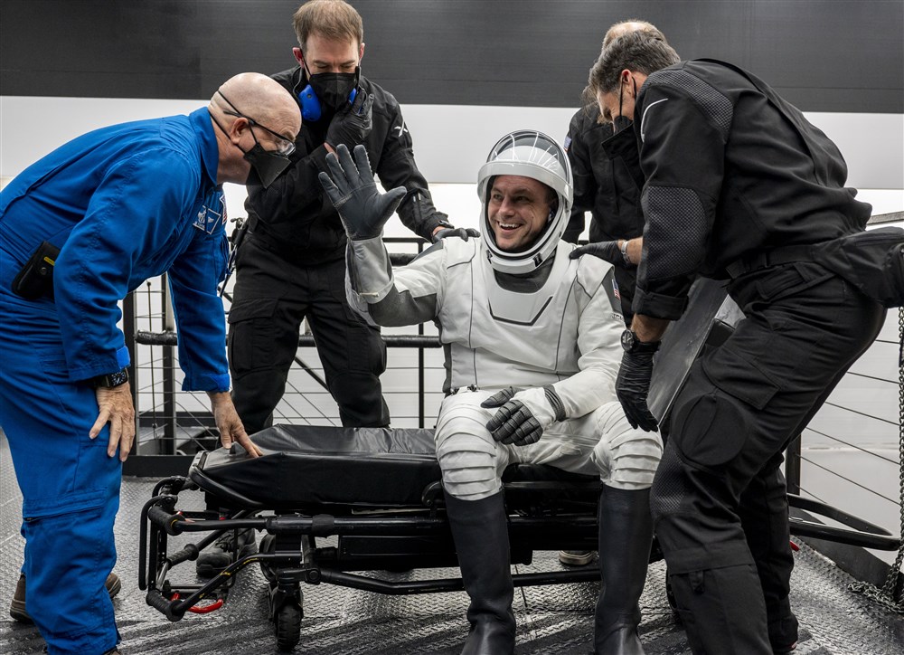 Momentul în care echipajul Crew Dragon al navetei spațiale SpaceX aterizează pe Pământ. VIDEO