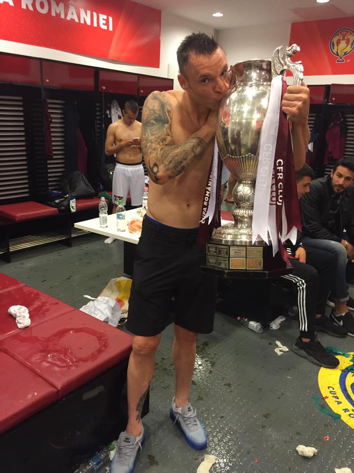 Fotbaliștii de la CFR Cluj au dormit în pat cu trofeul Cupei României | GALERIE FOTO și VIDEO