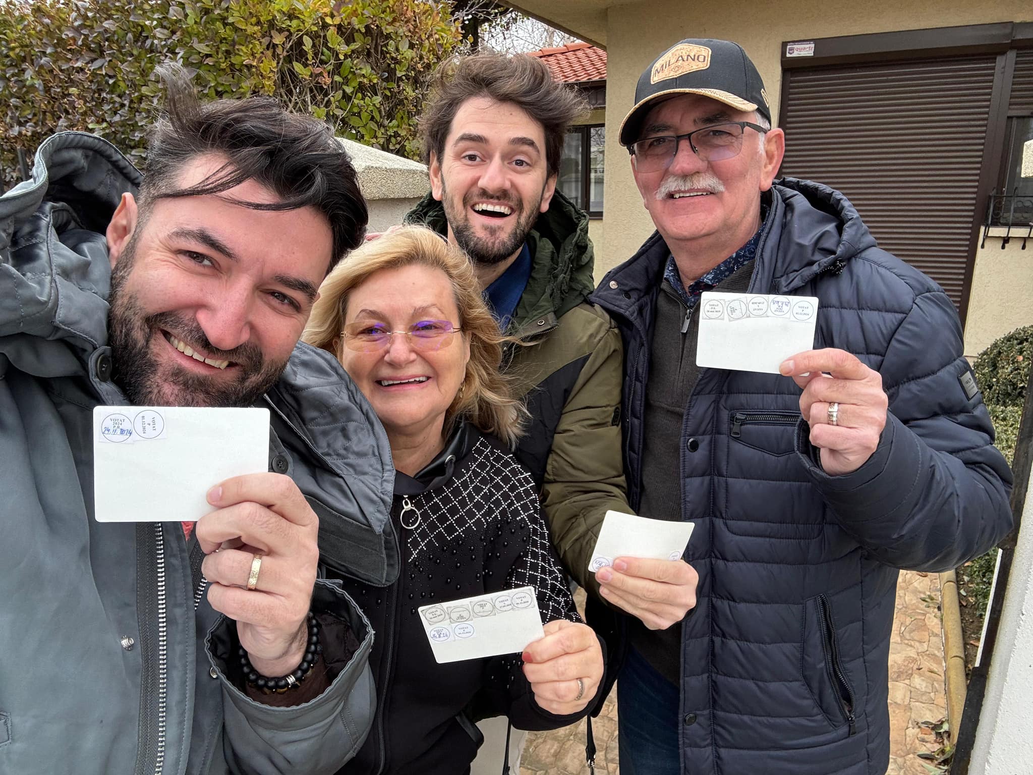Cum a apărut Smiley alături de părinți și de fratele lui în ziua alegerilor parlamentare 2024. Artistul nu a votat în București