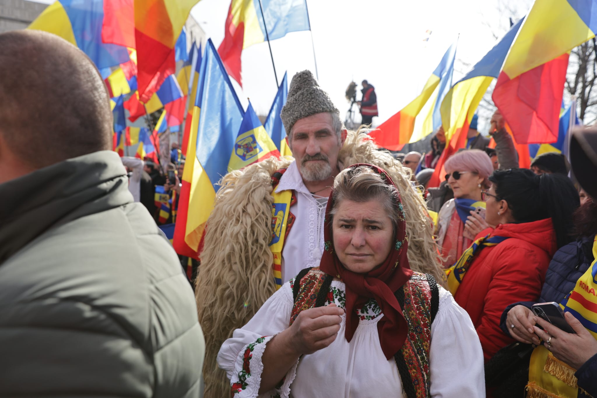 Oameni urcați pe blocuri în București ca să vadă marșul susținătorilor lui Călin Georgescu