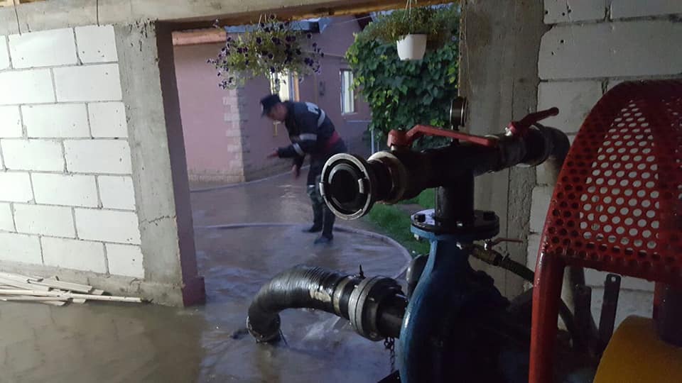 Inundații în Prahova, după ploile torențiale de marți noaptea. Zeci de gospodării au fost inundate în Bărcănești / FOTO