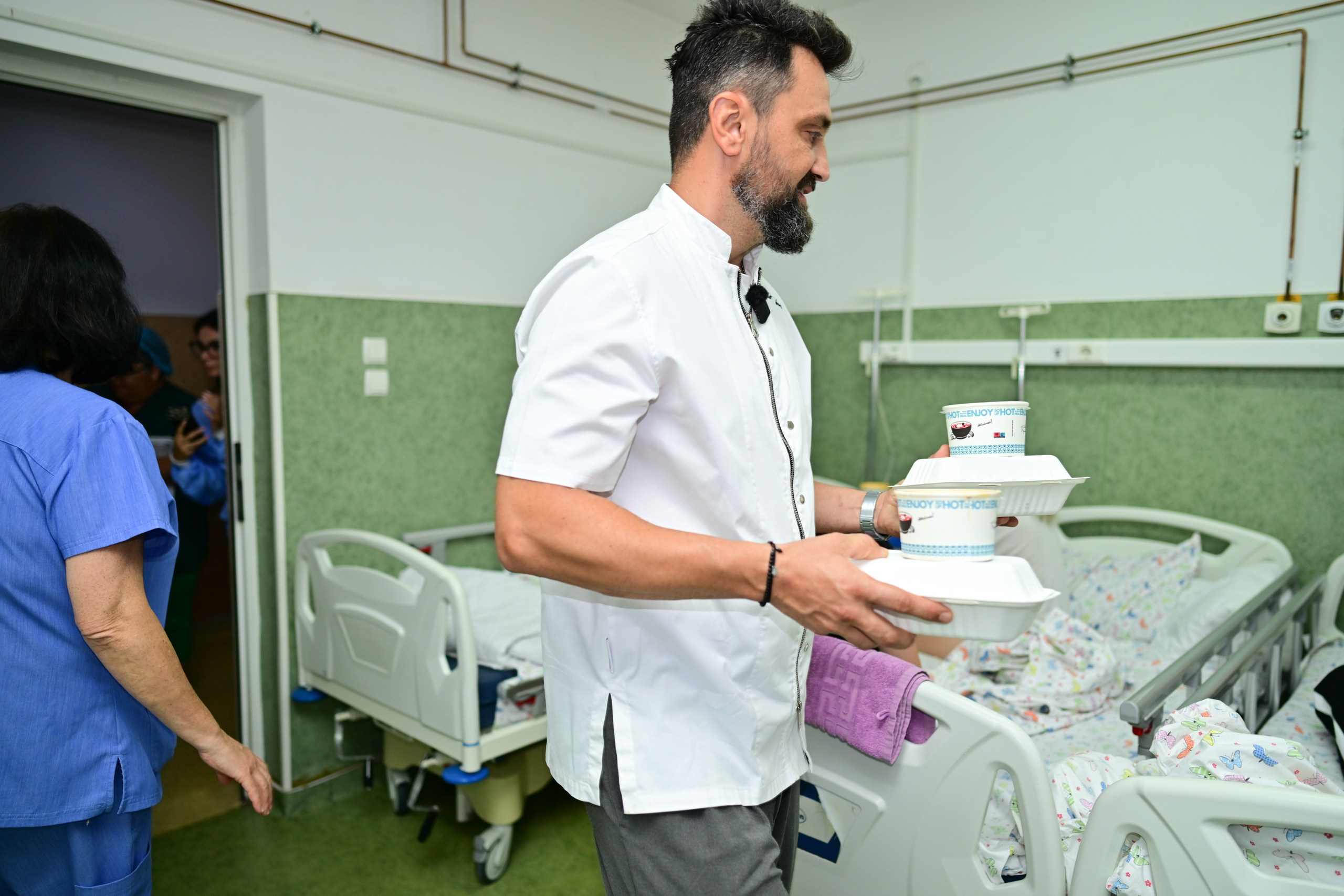 Cum a apărut chef Orlando Zaharia la Spitalul de Pediatrie din Ploiești. Juratul „Chefi la cuțite” a surprins mai mulți copii