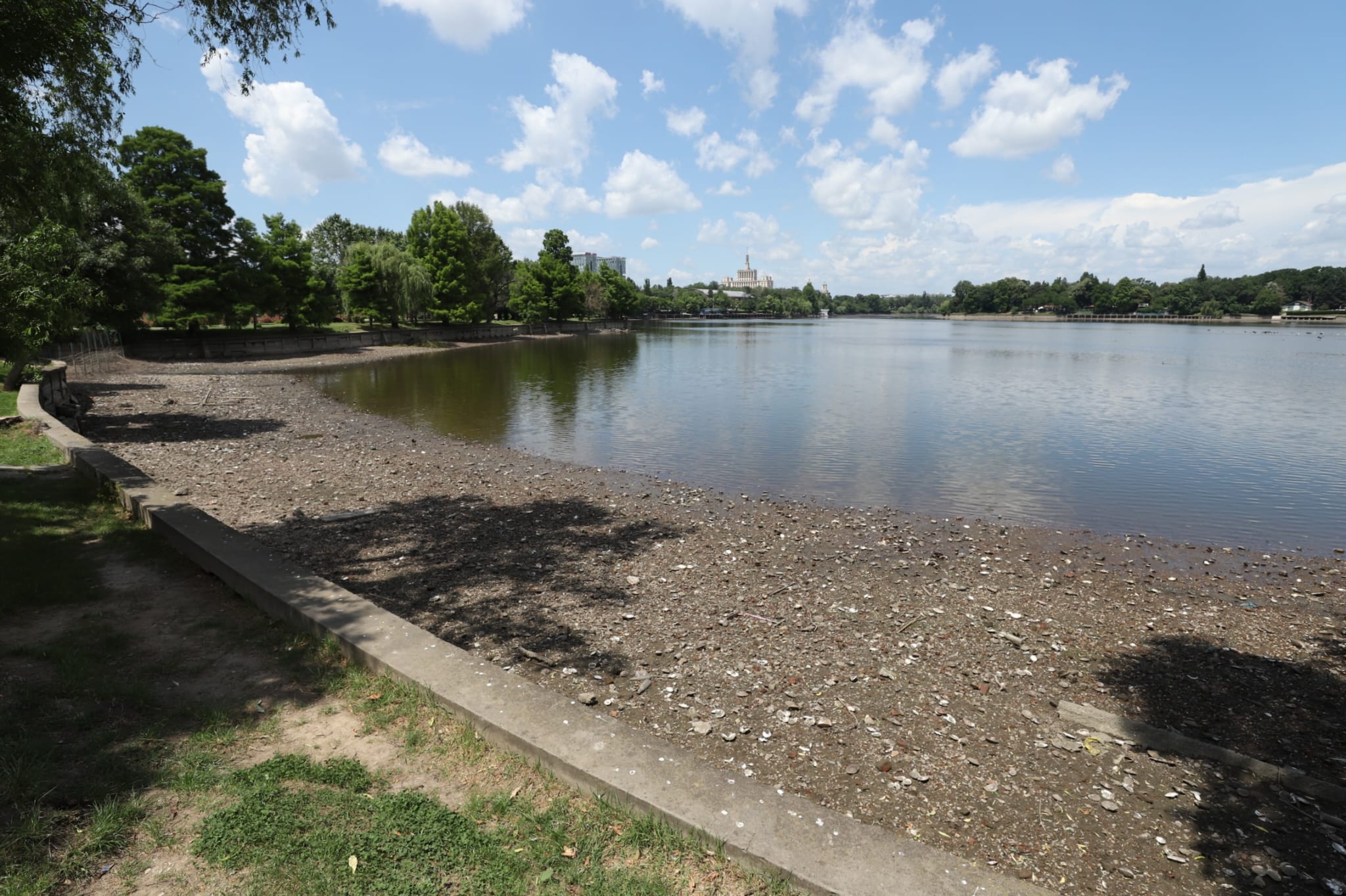 Cum arată lacul golit din parcul Herăstrău din București. Trotinete și scaune, printre obiectele găsite pe fundul lacului