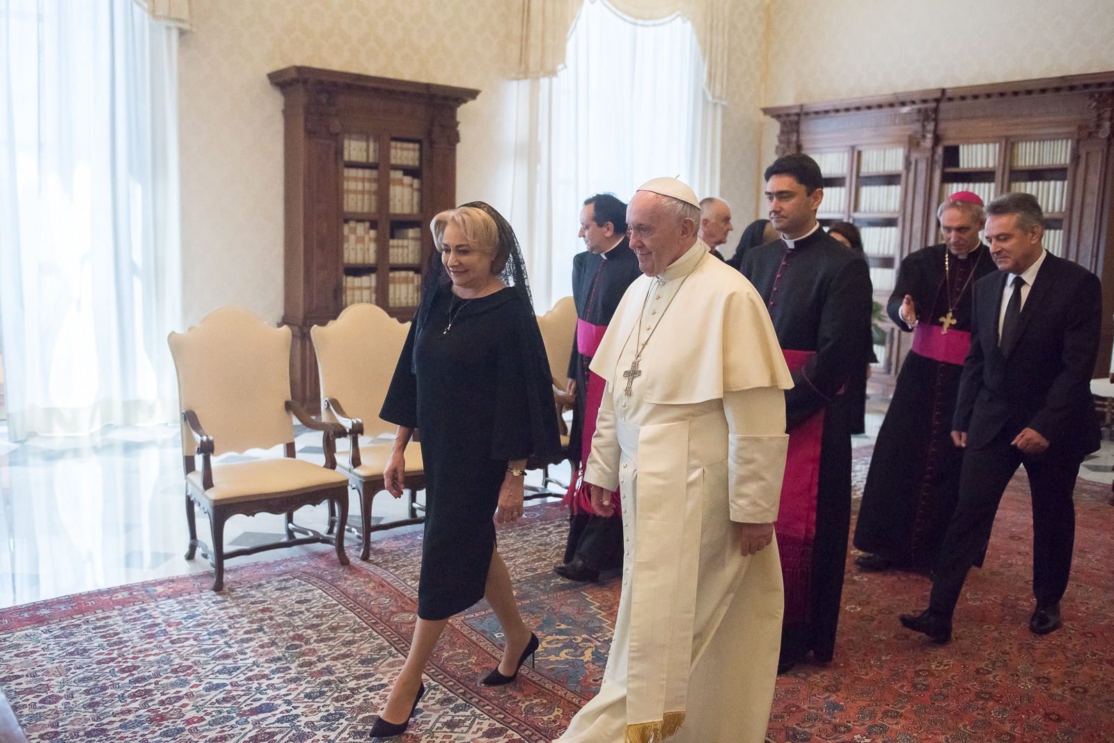 Premierul Viorica Dăncilă, în vizită la Vatican; Suveranul Pontif ar putea veni în România (VIDEO FĂRĂ SUNET)